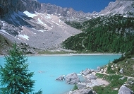 The turquoise waters of Lago di Sorapiss